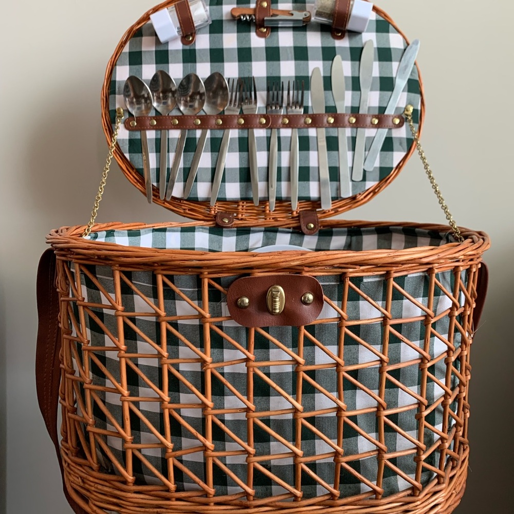 Picnic basket with utensils and plates for 4